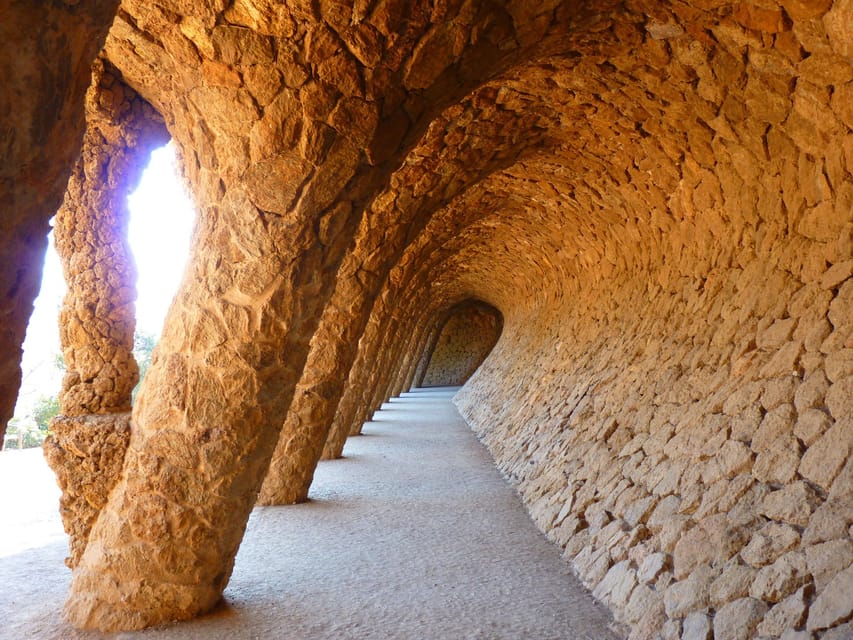 Barcelona: Park Güell Guided Tour - Is the tour suitable for families and people with limited mobility?