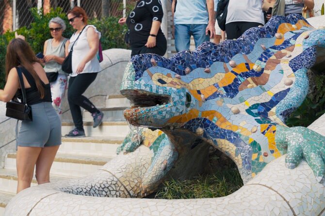Barcelona: Park Güell Guided Tour & Tickets with Fast-Track Entry - What the guides add to the visit
