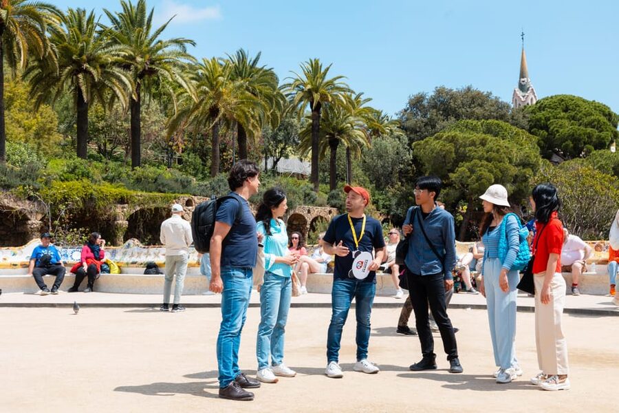 Barcelona: Park Güell Guided Tour with Fast-Track Access - Finding the Marianao entrance at Carrer de Larrard 57