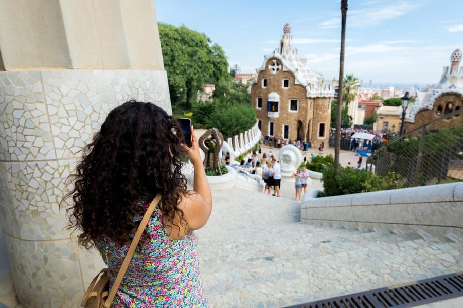 Barcelona: Park Guell Guided Tour with Skip The Line Entry - Guide quality and language choices