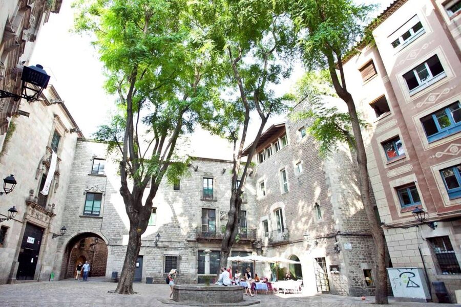 Barcelona & Park Güell: Private Half-Day Tour with Pickup - From Monumental to Bogatell Beach