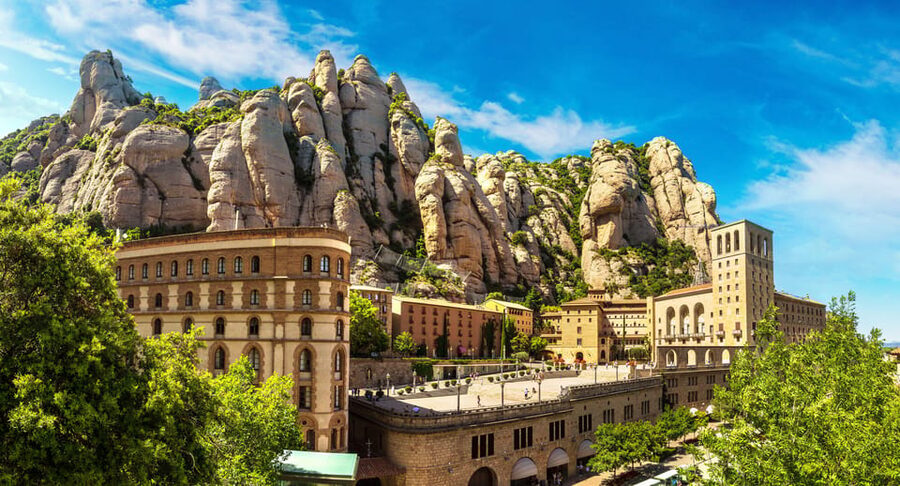 Barcelona:Pass with Casa Battló, Casa Milà, Teleferic & more - Fit in the aquarium, football museum, and family stops