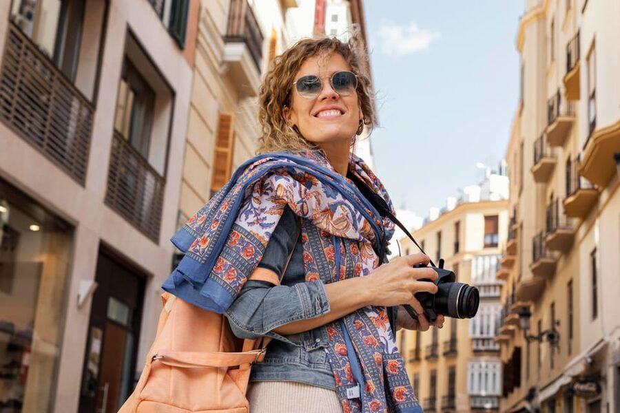Barcelona: Photo Shoot + Exclusive Video of the Best Moments - Walking through the Gothic Quarter