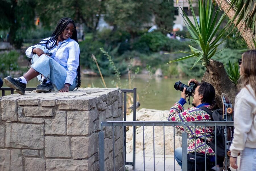 Barcelona: Photographic Madness at Barceloneta Beach - Who should book this experience?