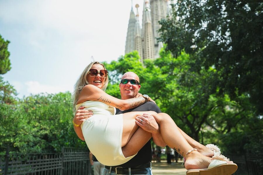 Barcelona: Photographic Madness at the Sagrada Familia - Posing help for couples, families, and solo visitors