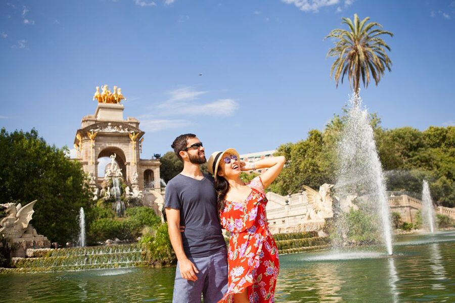 Barcelona: Photoshoot Tour Old Town - Language, group size, and guide style