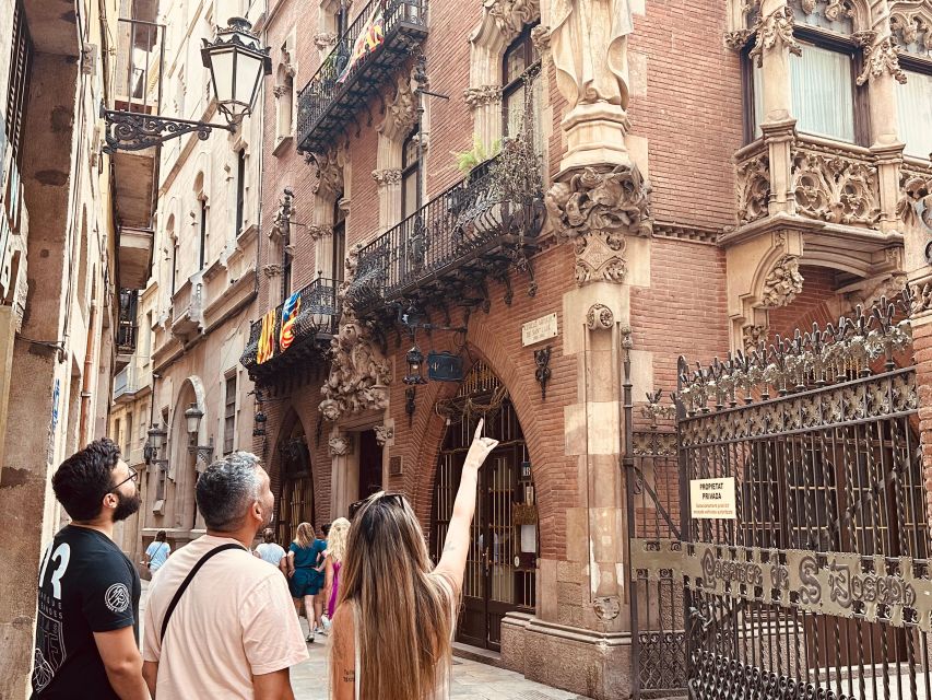 Barcelona: Picasso's Barcelona & Picasso Museum Walking Tour - Entering the Picasso Museum with a fast-track ticket