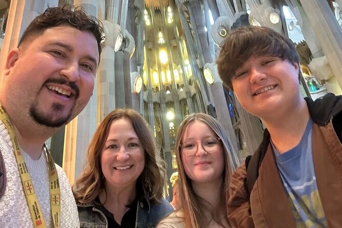 Barcelona Premium: Gothic, Montjuic, Sagrada Familia & Park Güell - Santa Maria del Mar and the coffee pause