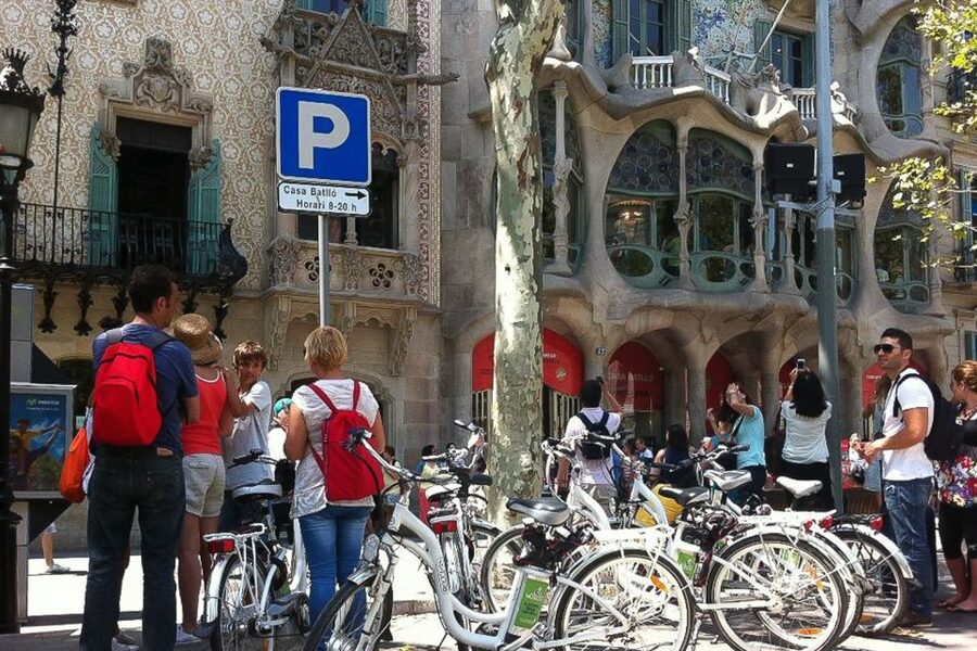 Barcelona: Private 5 Neighborhoods Tour by Electric Bike - Riding the Wide Streets of L’Eixample