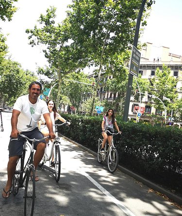 Barcelona Private Bike/eBike Tour & Sagrada Familia Tickets - Plaça de Catalunya and the shift to old Barcelona
