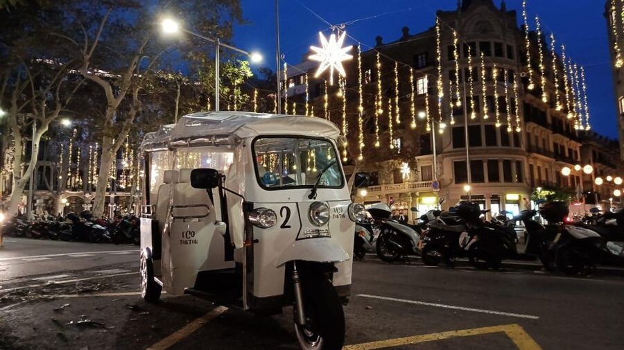 Barcelona: Private Christmas Lights Tour by Eco Tuk Tuk - What the private format is really worth