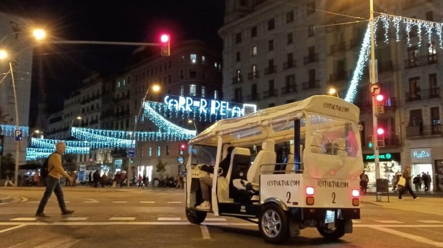 Barcelona: Private Christmas Lights Tour by Eco Tuk Tuk - Why Barcelona’s Christmas lights work well from a tuk tuk