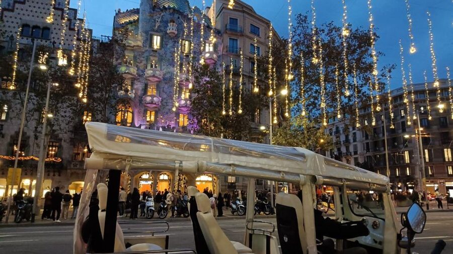 Barcelona: Private Christmas Lights Tour by Eco Tuk Tuk - Passeig de Sant Joan and the Arc de Triomf