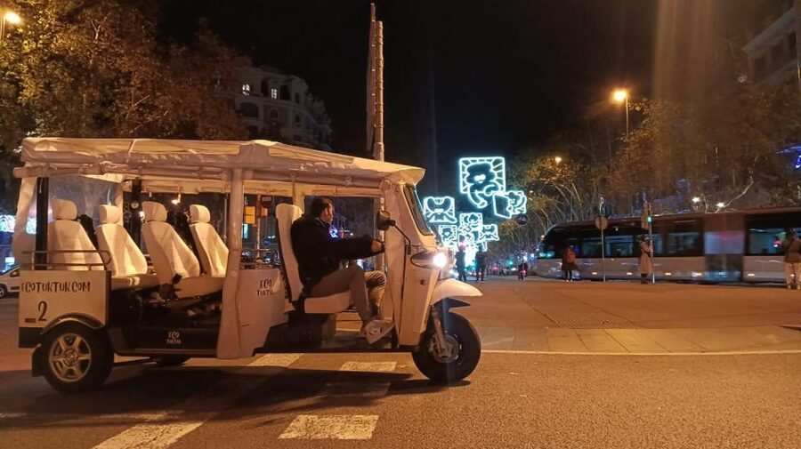 Barcelona: Private Christmas Lights Tour by Eco Tuk Tuk - Ronda de Sant Pere and the road toward Eixample