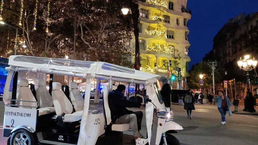 Barcelona: Private Christmas Lights Tour by Eco Tuk Tuk - Casa Milà and Palau Robert