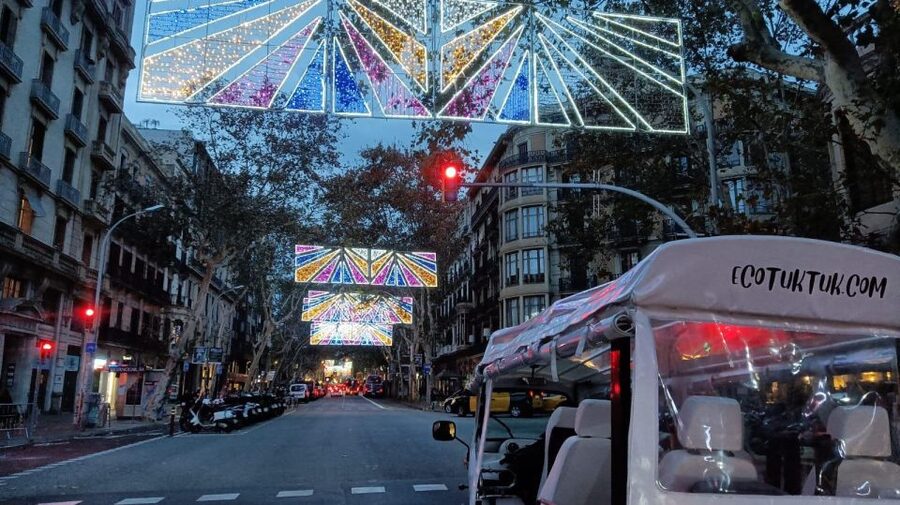 Barcelona: Private Christmas Lights Tour by Eco Tuk Tuk - Plaça de Catalunya and the central lights