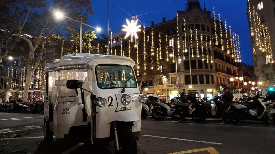 Barcelona: Private Christmas Lights Tour by Eco Tuk Tuk - Plaça d’Urquinaona and the return route