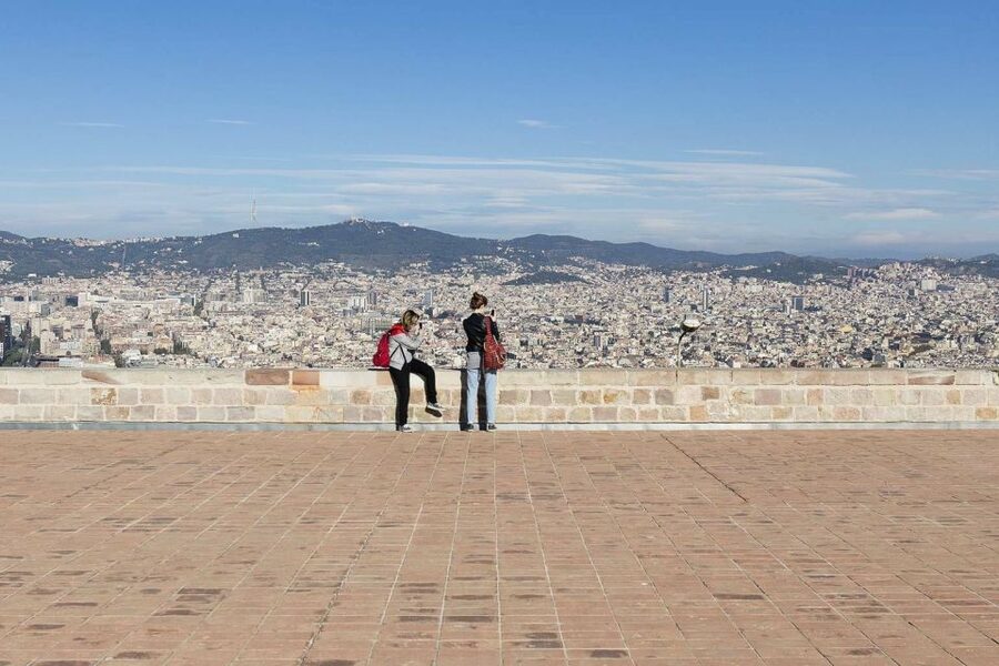 Barcelona: Private City Sights Tour, Including Cable Car - How the guide shapes the experience