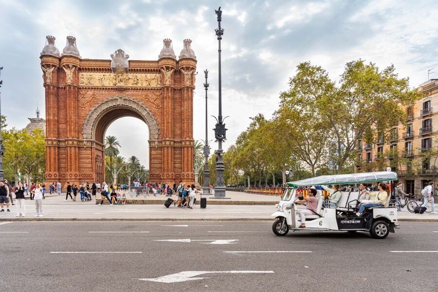 Barcelona: Private City Tour by Eco Tuk Tuk - Why an electric tuk tuk works well in Barcelona