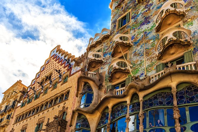 Barcelona Private City Tour (Top Attractions + Pick-up) - Sagrada Familia: the essential first look