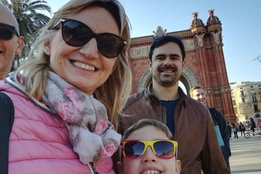 Barcelona: Private custom tour with a local guide - The guides and language choice