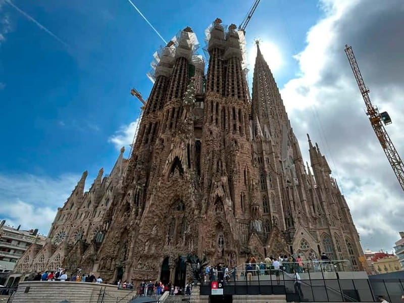 Barcelona: Private DAY TRIP Personalized City Tour - Barceloneta Beach and a change of pace