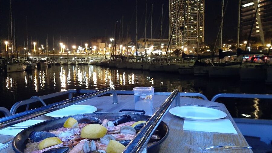 Barcelona: Private Evening Cruise with Dinner and Drinks - Dinner at sea with paella and three drinks