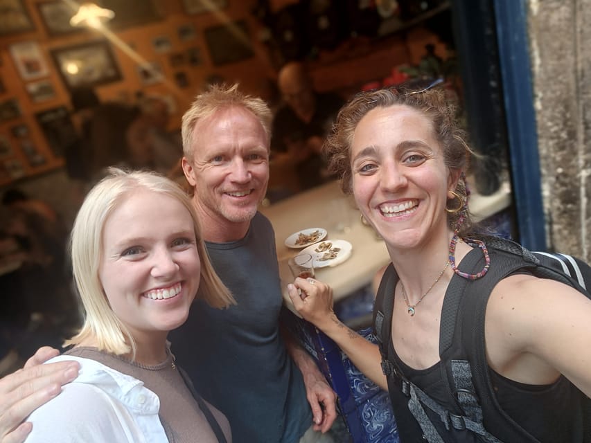 Barcelona private Family-Friendly Cultural & Food Tour - When the route catches a real street performance