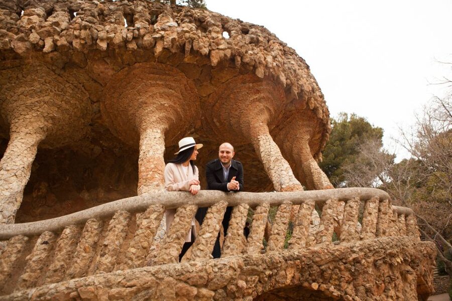 Barcelona: Private Full Park Güell Photoshoot - How the photographer handles posing