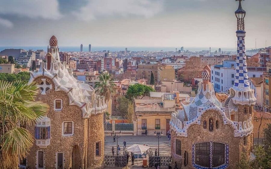 Barcelona: Private Half-Day Sightseeing Tour with a Local - How the driver service affects the experience