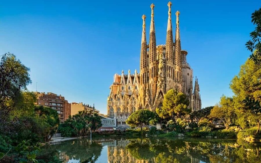 Barcelona: Private Half-Day Sightseeing Tour with a Local - What the four-hour schedule really gives you