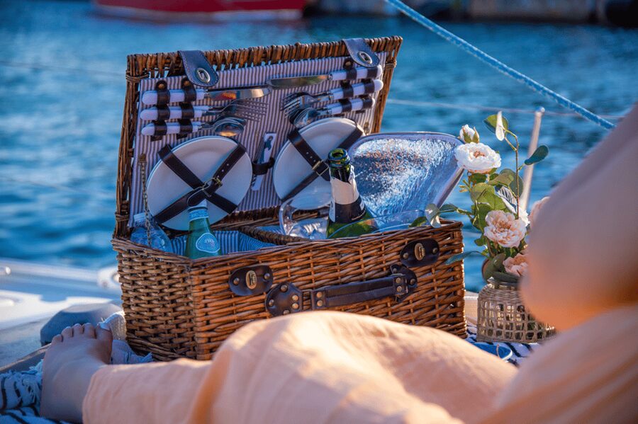 Barcelona: Private Romantic Sailing Tour with Drinks - Columbus Monument and Montjuïc Hill