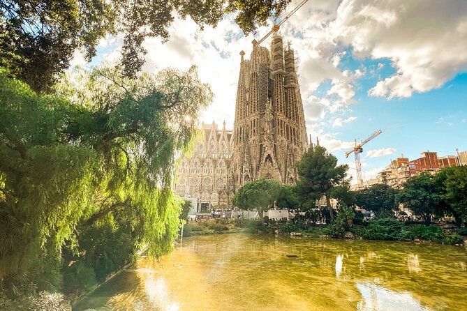 Barcelona: Private Sagrada Familia & Park Guell tour with Pickup - Pickup, timing, and where the tour ends