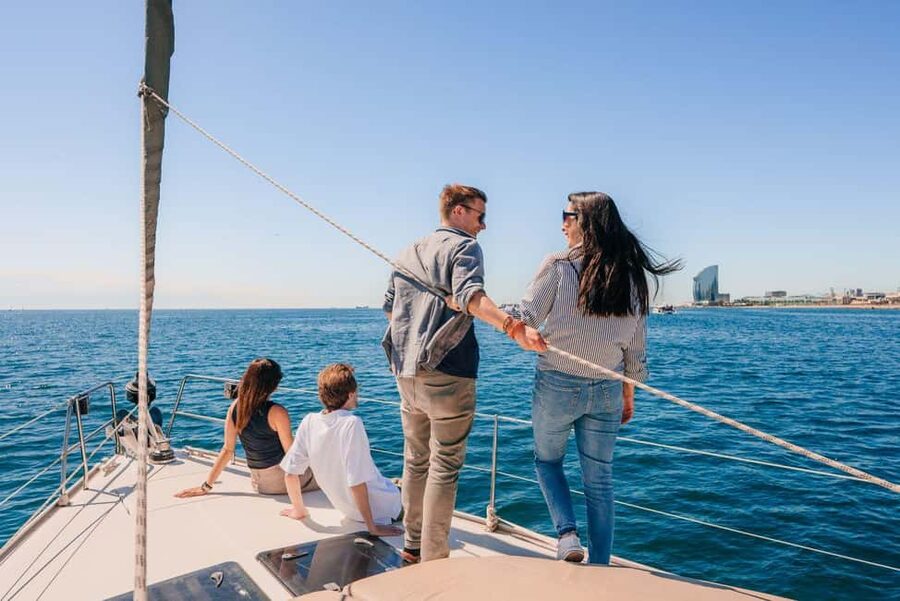 Barcelona: PRIVATE Sailing tour with drinks and snacks - Setting out from Port Olímpic at 1 p.m.