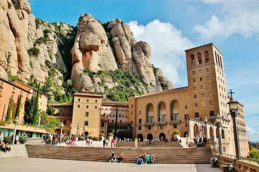 Barcelona: Private Tour Castles, Salt, Montserrat and Wines - Why this Barcelona day trip is different