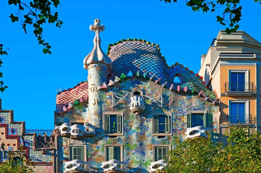 Barcelona: Private Tour of Casa Batllo with Reserved Access - The 45-minute briefing outside