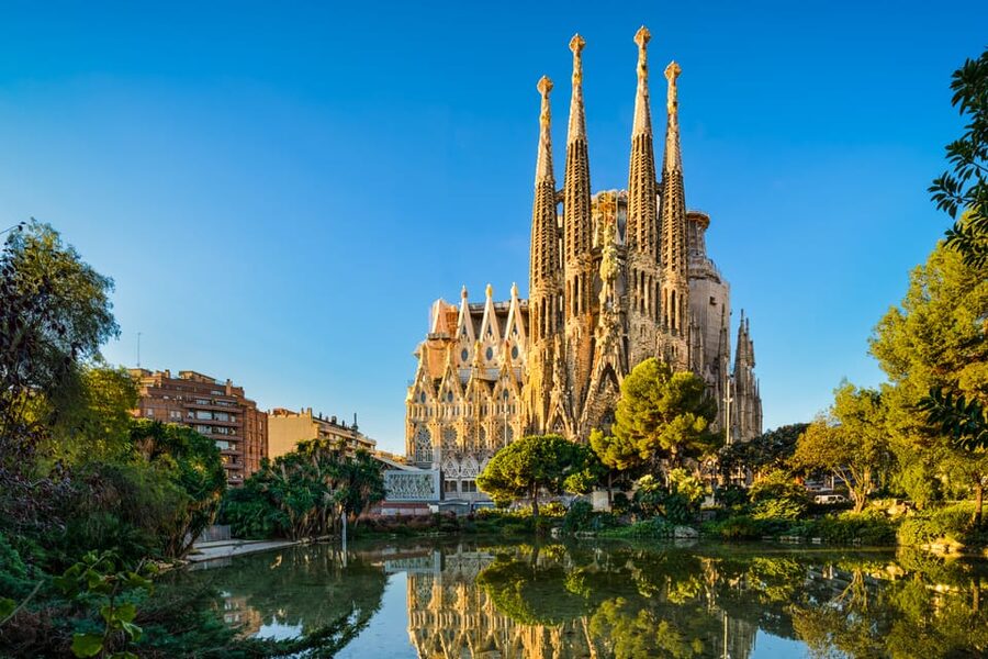Barcelona Private Tour: Sagrada Familia,Park Güell & Pedrera - Sagrada Familia is the day’s central interior visit