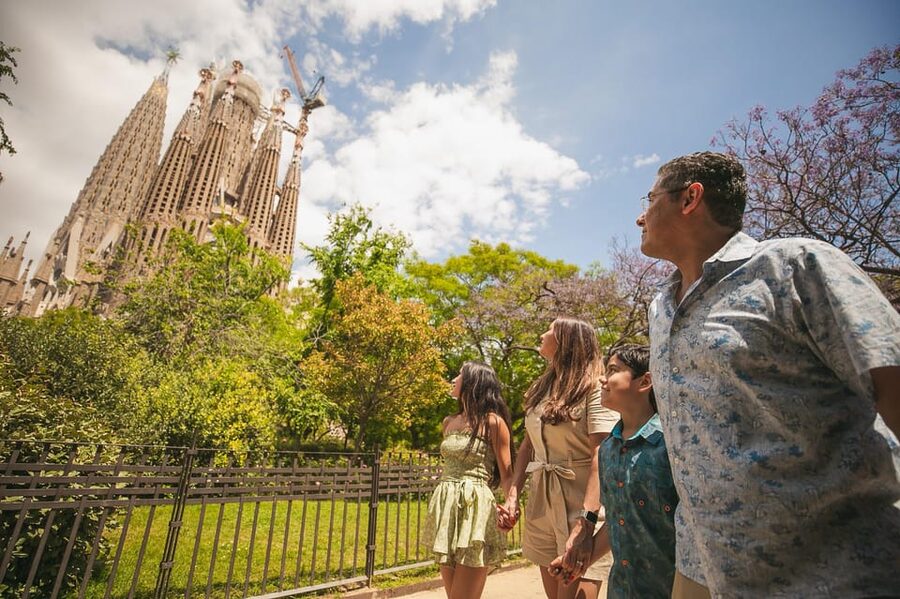 Barcelona: Professional Photoshoot Outside Sagrada Familia - The 30 to 45 minute session outside the basilica