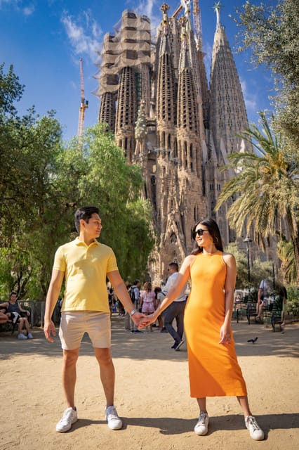 Barcelona: Professional Photoshoot Outside Sagrada Familia - What the photographers add