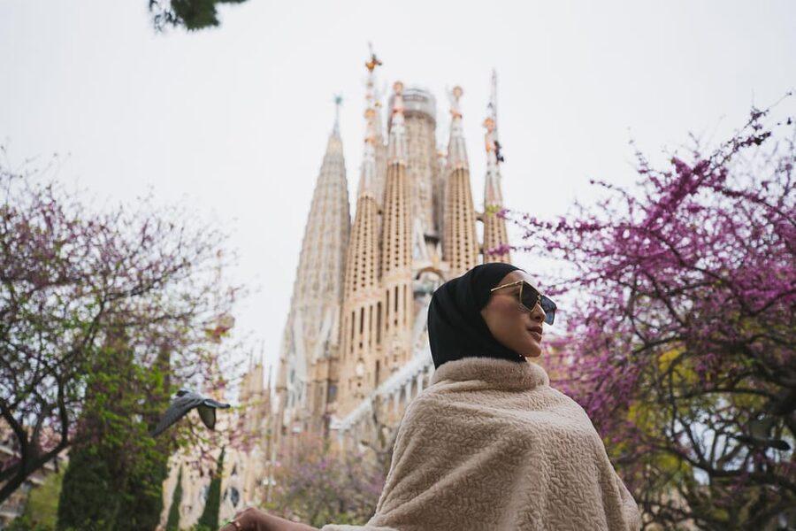 Barcelona: Professional Photoshoot Outside Sagrada Familia - Should you book the Sagrada Família photoshoot?