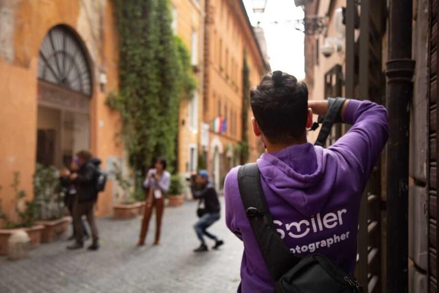 Barcelona: Professional Photoshoot Outside Sagrada Familia - Finding the best light near La Sagrada Família