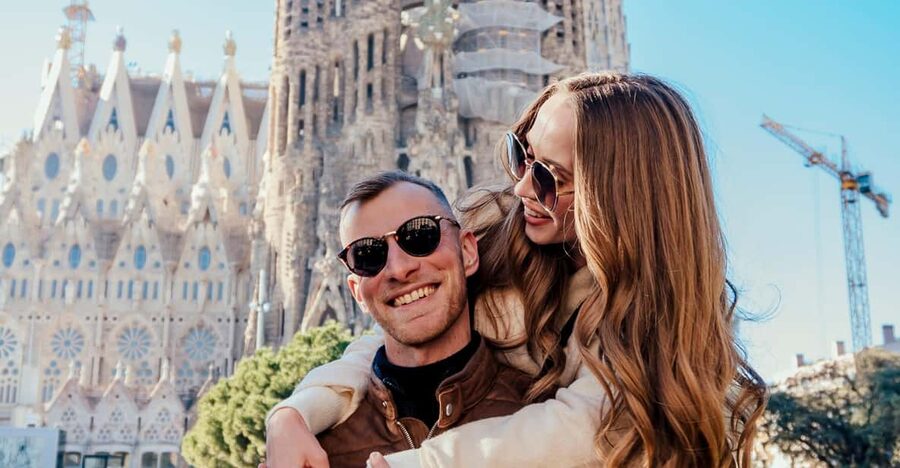 Barcelona: Professional Private Photoshoot - Park Güell: colorful Gaudí views with an extra ticket