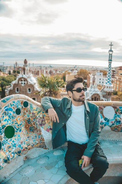 Barcelona: Professional Private Photoshoot - The Gothic Quarter: old streets and close-up portraits