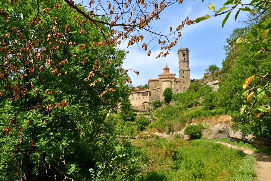 Barcelona: Pyrenees Villages and Trails Full-Day Tour - The hike: beautiful views, but not a casual stroll
