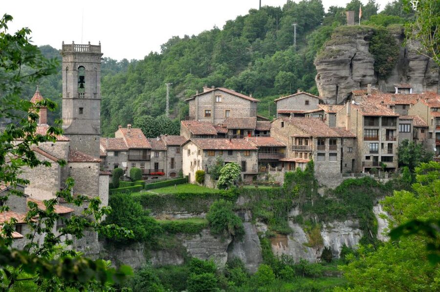 Barcelona: Pyrenees Villages and Trails Full-Day Tour - Pastries and coffee before the walking begins
