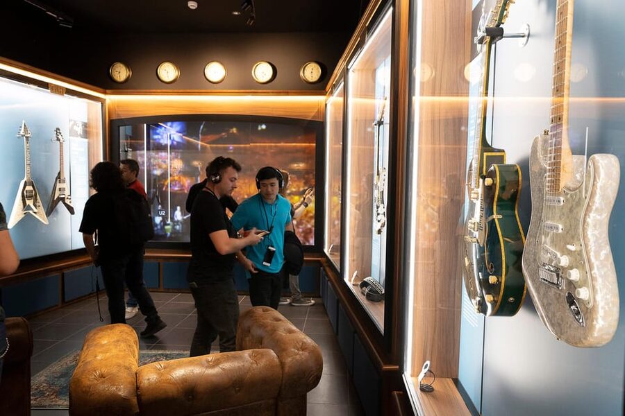 Barcelona: Rock Museum- Guitar Legends Hall - From blues-bar mood to festival energy