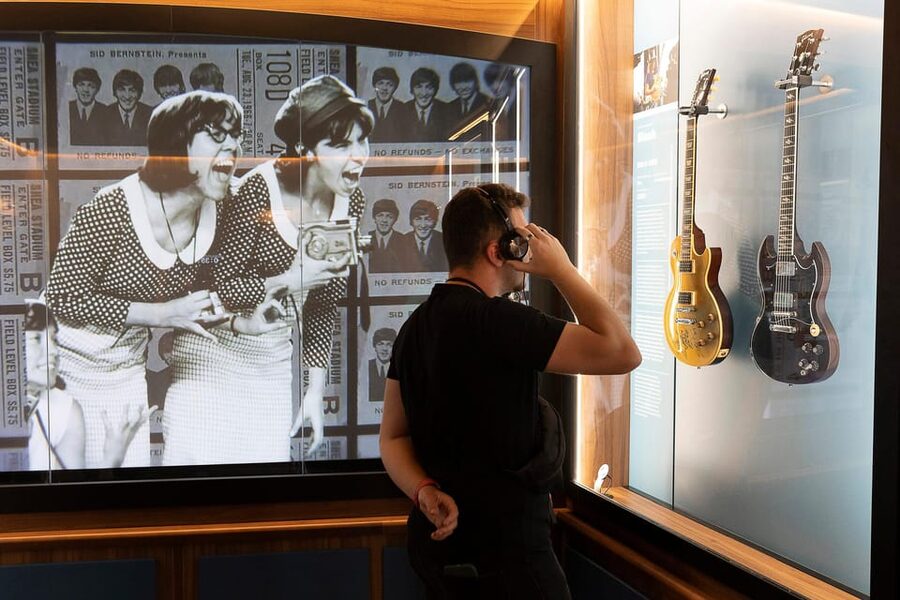 Barcelona: Rock Museum- Guitar Legends Hall - The guitars connected to rock’s biggest names