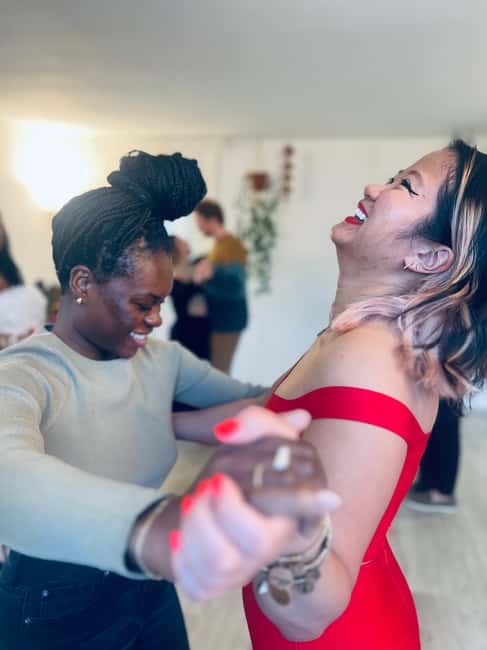 Barcelona: Rooftop Tango Lesson with Drinks and Videos - What happens during the 75-minute class