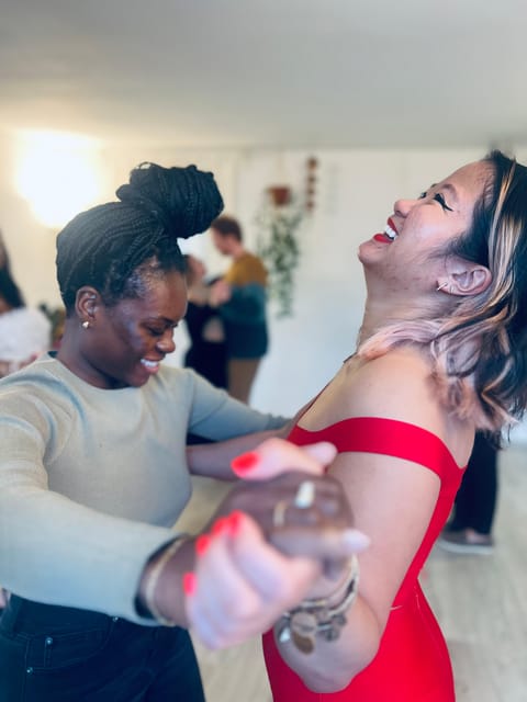 Barcelona: Rooftop Tango Lesson with Drinks and Videos - Drinks, conversation, and the social side