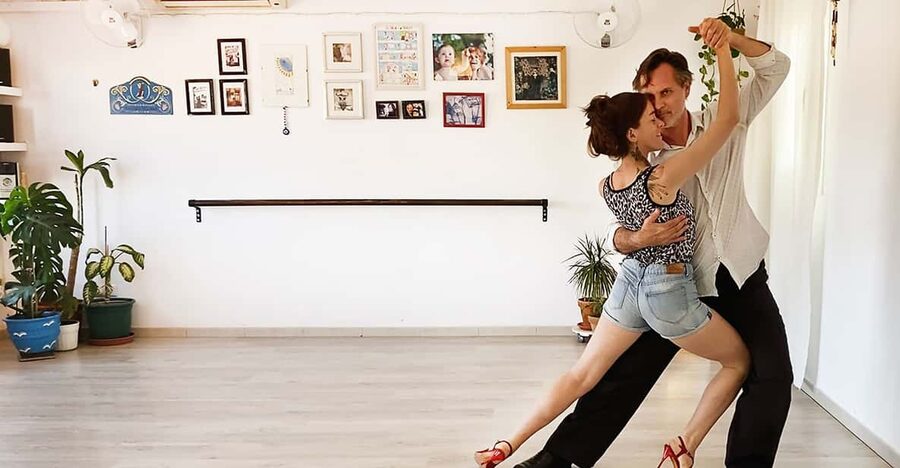 Barcelona: Rooftop Tango Lesson with Drinks and Videos - The atmosphere and the possible mismatch